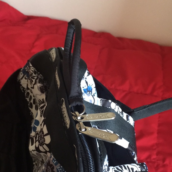 Lesportsac convertible backpack to carry - Picture 4 of 9
